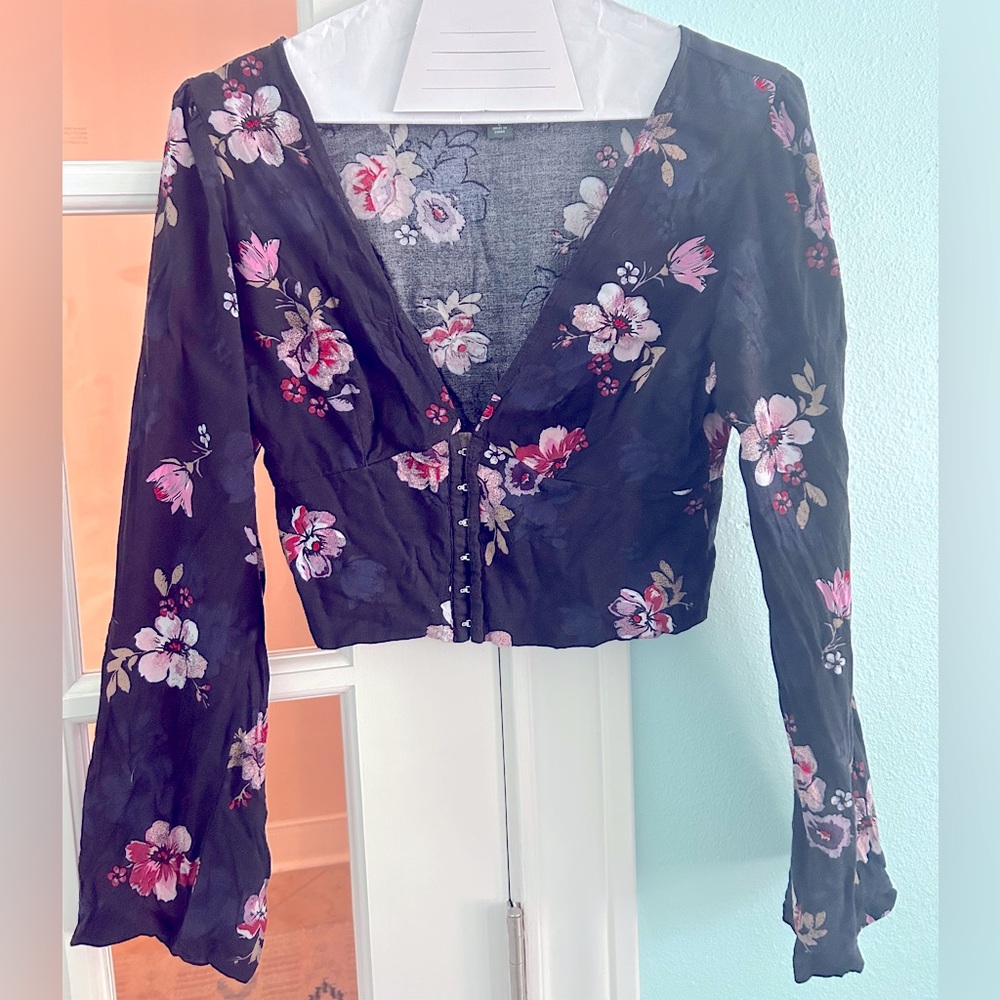 Wild Fable floral bell sleeve crop top